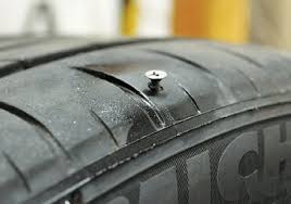 Nếu lốp từng bị đâm bởi đinh, vít hoặc các vật nhọn khác xuyên qua gai lốp, thì nó có thể đã được sửa chữa với một nút cao su gắn lên phần gai để tránh bị rò rỉ